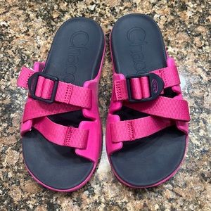 Kids hot pink size 1 Chaco Slides